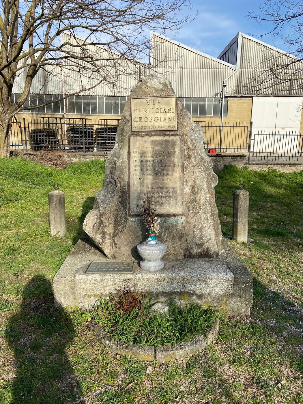 Monumento ai partigiani georgiani, commemorativo e situato in un'area verde.