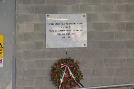 Lapide commemorativa ad Avezzano, con corona di alloro, in onore del territorio e della comunità.