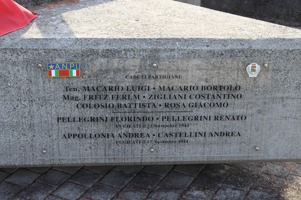 Monumento ai caduti partigiani, commemorazione di eroi della Resistenza con iscrizioni memoriali.