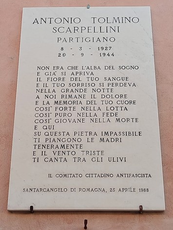 Lapide in marmo dedicata a Antonio Tolmino Scarpellini, partigiano, con iscrizioni commemorative.