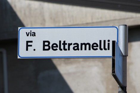 Targa stradale che indica "via F. Beltramelli", ben visibile su uno sfondo semplice.
