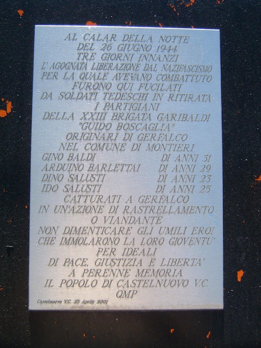 Cippo commemorativo dedicato ai partigiani di Gerfalco, con nomi e date dei caduti nella Resistenza.
