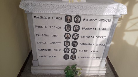 Cappella dei martiri di Trecella con un altare in marmo dedicato ai nomi dei martiri commemorati.