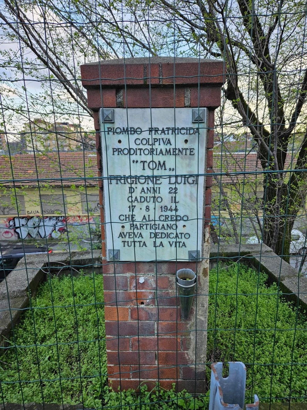 Cippo commemorativo dedicato a un partigiano, situato a Prigione, in memoria del suo sacrificio.