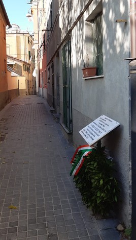 Lapide commemorativa dedicata ai fratelli Meldi, collocata in un vicolo stretto e tranquillo.