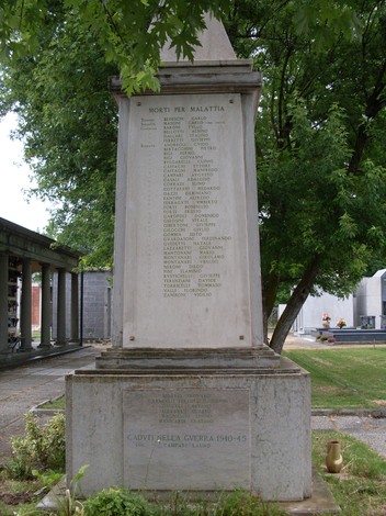 Monumento commemorativo ai caduti, con i nomi dei defunti e un tributo ai morti della Seconda guerra mondiale.
