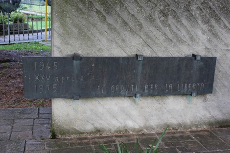 Monumento alla Resistenza con una placca commemorativa dedicata ai caduti per la libertà.