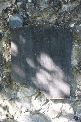 Vecchi sepolcri del cimitero di San Martino, testimonianze di storie e memorie del passato.