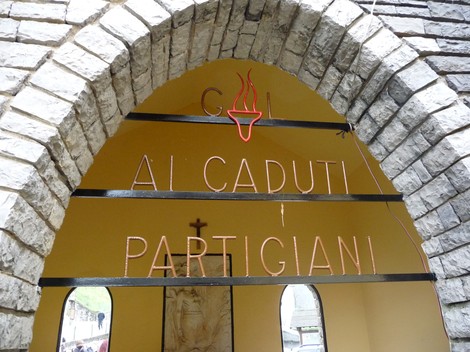 Cappella dedicata ai partigiani caduti, con un arco in pietra e una decorazione semplice e significativa.