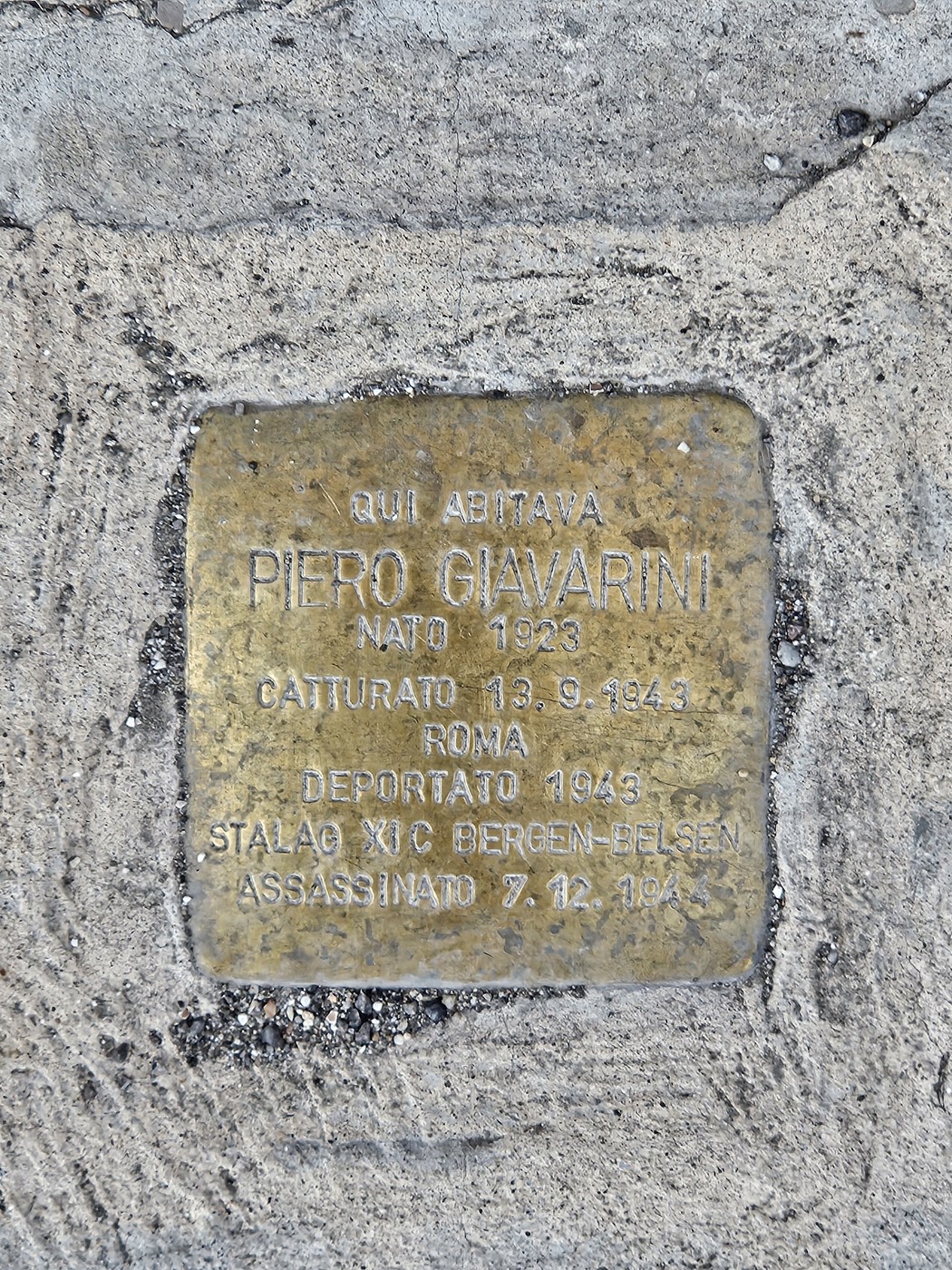 Pietra d'inciampo in ottone incassata nel selciato, con iscrizione dedicata a Piero Giavarini.