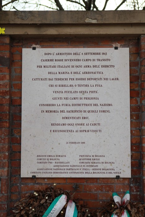 Lapidi commemorative delle Caserme Rosse, dedicate ai militari italiani e ai caduti della Seconda Guerra Mondiale.