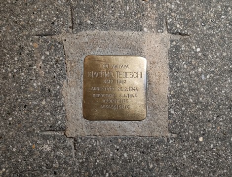 Pietra d'inciampo dedicata a Giacomo Tedeschi, che ricorda la sua storia e il destino tragico.