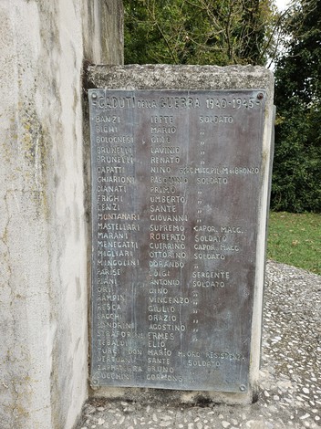 Monumento ai Caduti di Dogato, Libolla e San Vito, con targa commemorativa dei soldati.