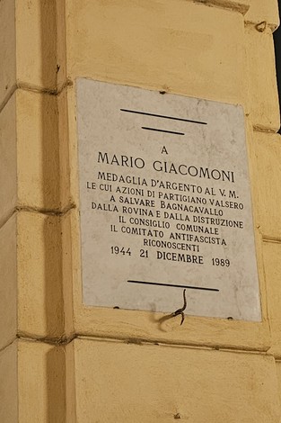 Lapide commemorativa a Mario Giacomoni, medaglia d’argento per atti di resistenza durante la Seconda Guerra Mondiale.