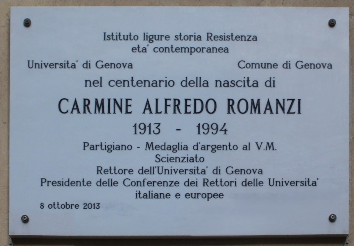Lapide commemorativa dedicata a Carmine Alfredo Romanzi, evidenziando il suo contributo come partigiano e scienziato.