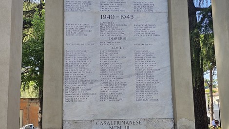 Monumento ai caduti con nomi iscritti, dedicato a coloro che hanno perso la vita durante le guerre.