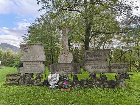 Rovine di San Martino: monumento commemorativo immerso nella natura, simbolo di memoria storica.