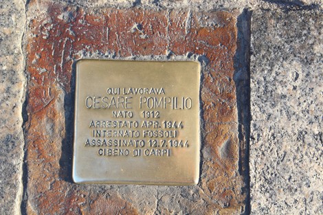 Pietra d'inciampo dedicata a Cesare Pompilio, commemorativa della sua storia e del suo tragico destino.
