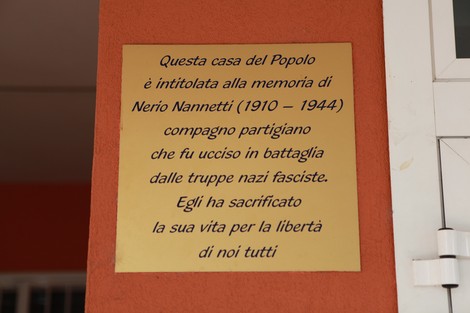 Targa commemorativa che celebra la memoria di Nerio Nannetti, partigiano ucciso durante la Seconda Guerra Mondiale.