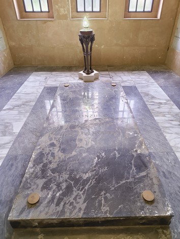 Sacrario dei Martiri di Marzabotto: monumento commemorativo con pietre e simboli in onore delle vittime.
