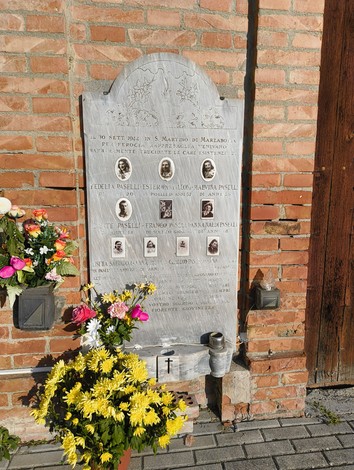 Sepolcro della famiglia Paselli, con iscrizioni commemorative e decorazioni floreali.