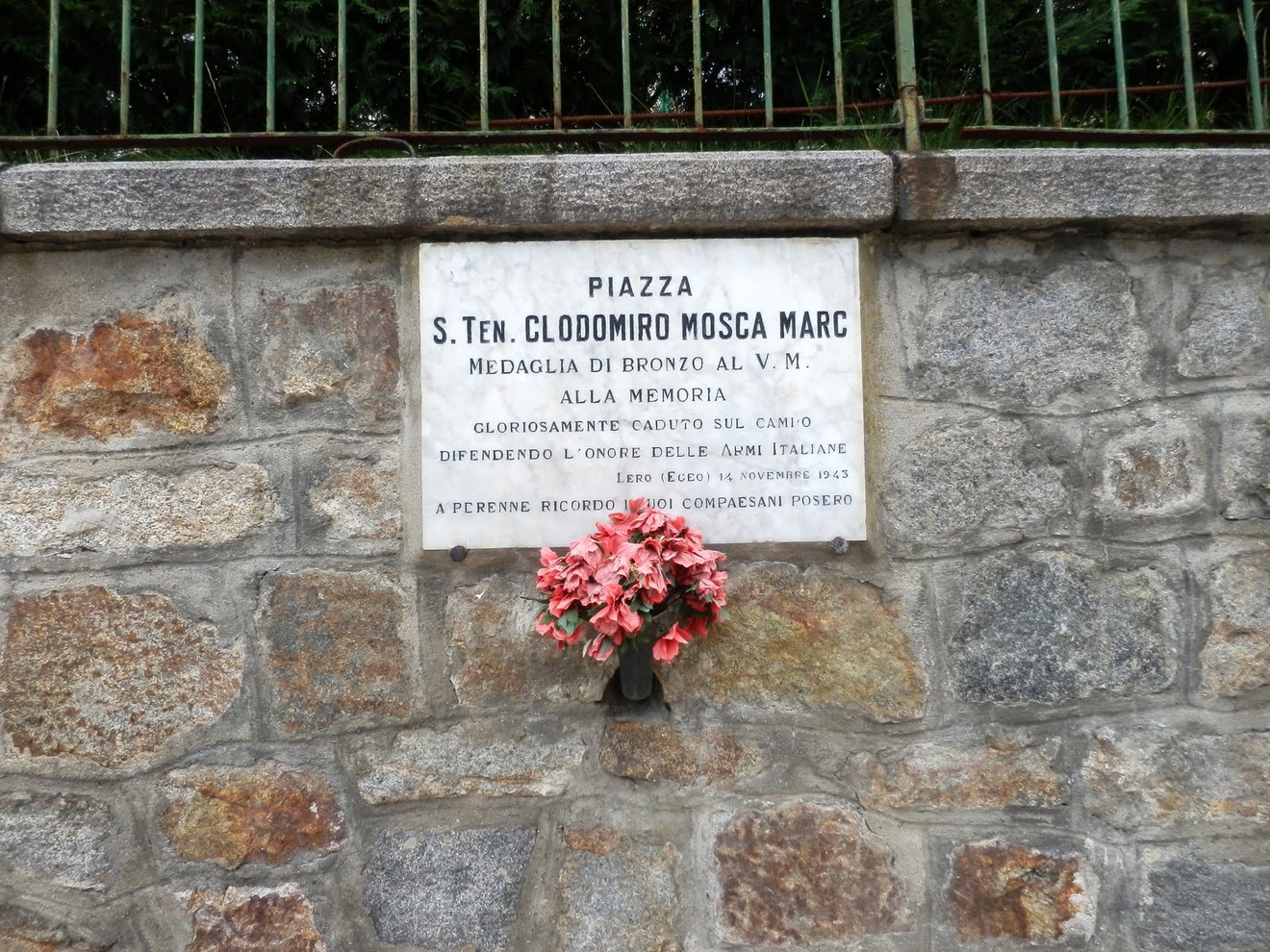 Lapide commemorativa dedicata a S. Ten. Clodomiro Mosca a Mosca, con fiori in ricordo del valoroso.