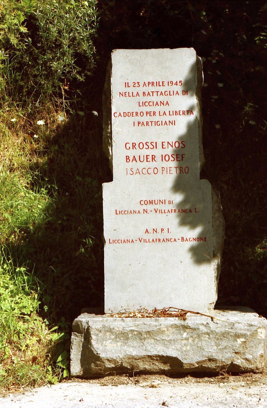 Cippo commemorativo dedicato ai partigiani Grossi, Bauer e Isacco, caduti nella battaglia di Licciana.