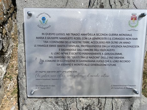 Targa commemorativa dedicata a Maria e Giuseppe Manseuto Rossi, in memoria delle vittime della guerra mondiale.