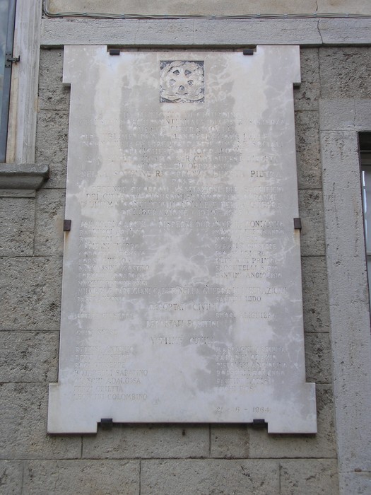 Lapidi commemorative affisse al Municipio, testimonianza della storia e della memoria della comunità.