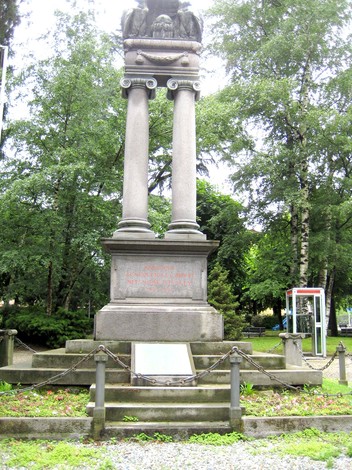Monumento ai caduti per la libertà di Andorno, simbolo di commemorazione e rispetto per i sacrifici passati.