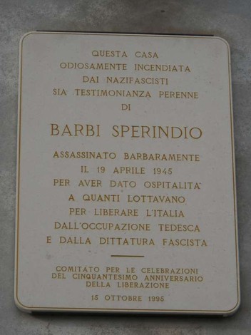 Lapide commemorativa a Barbi in onore delle vittime della guerra e della resistenza contro il fascismo.