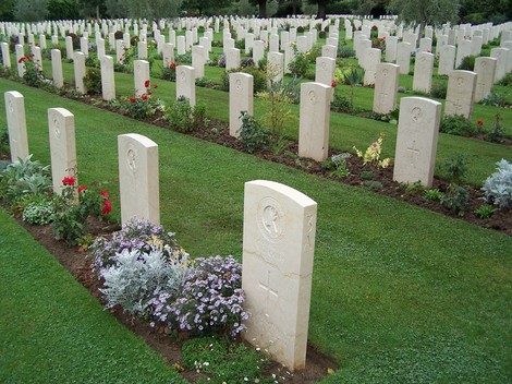 Cimitero Militare Commonwealth, un luogo di commemorazione per i caduti in guerra, tra fiori e croci.