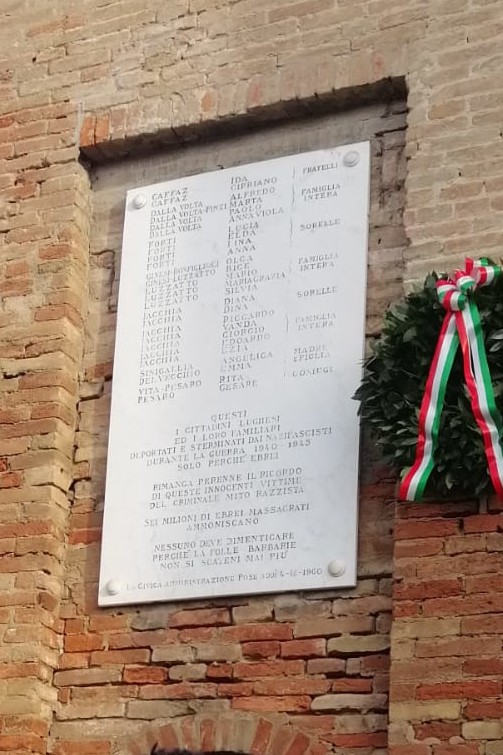 Lapide commemorativa in memoria degli ebrei deportati, con nomi e riconoscimenti per non dimenticare.