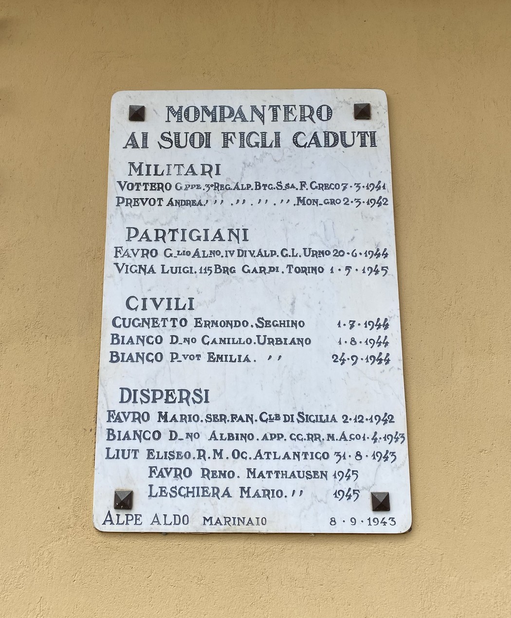Lapide commemorativa dedicata ai caduti di Mompantero, onore ai militari, partigiani e civili.