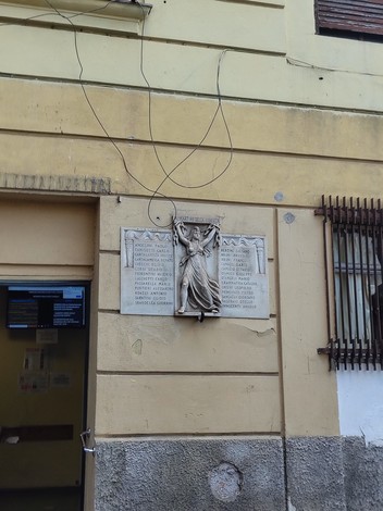 Lapide commemorativa ai caduti per la Libertà di Tor Pignattara, affissa su un muro.