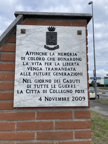 Lapidi commemorative dedicati ai patrioti della Silesia, onorando i caduti per la libertà.