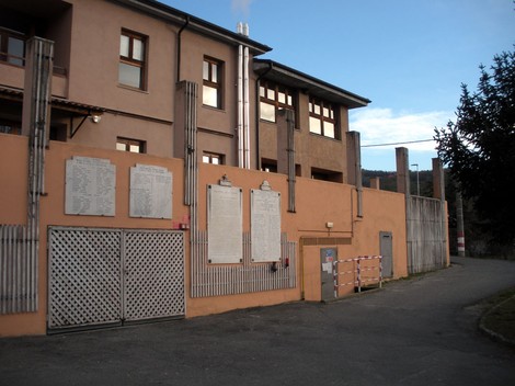 Lapidi commemorative ai caduti, situate a Varzi, in un contesto urbano. Rappresentano la memoria storica della comunità.