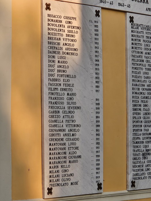 Lapidi commemorative dedicate ai caduti e dispersi della guerra 1940-45, con elenchi di nomi.