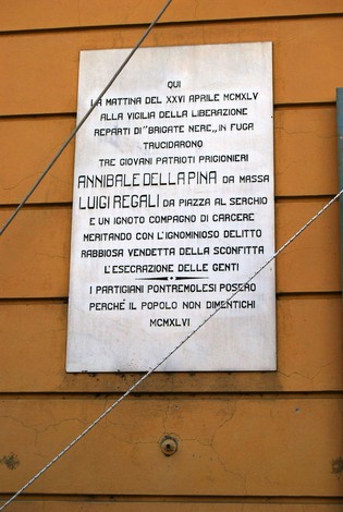 Lapide commemorativa a Della Pina, Regali e Caruso, dedicata ai patrioti prigionieri della Liberazione.