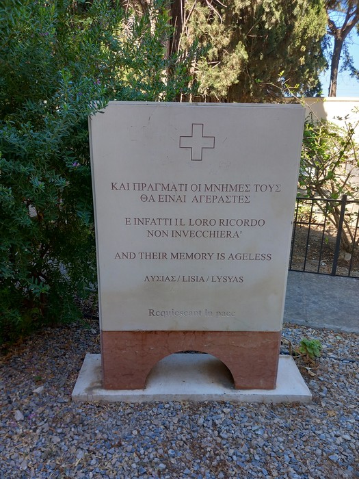 Sacrario dei caduti di Kos, monumento commemorativo circondato da vegetazione.