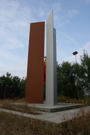 Monumento a Chiesa, un'installazione moderna caratterizzata da forme geometriche e colori contrastanti.
