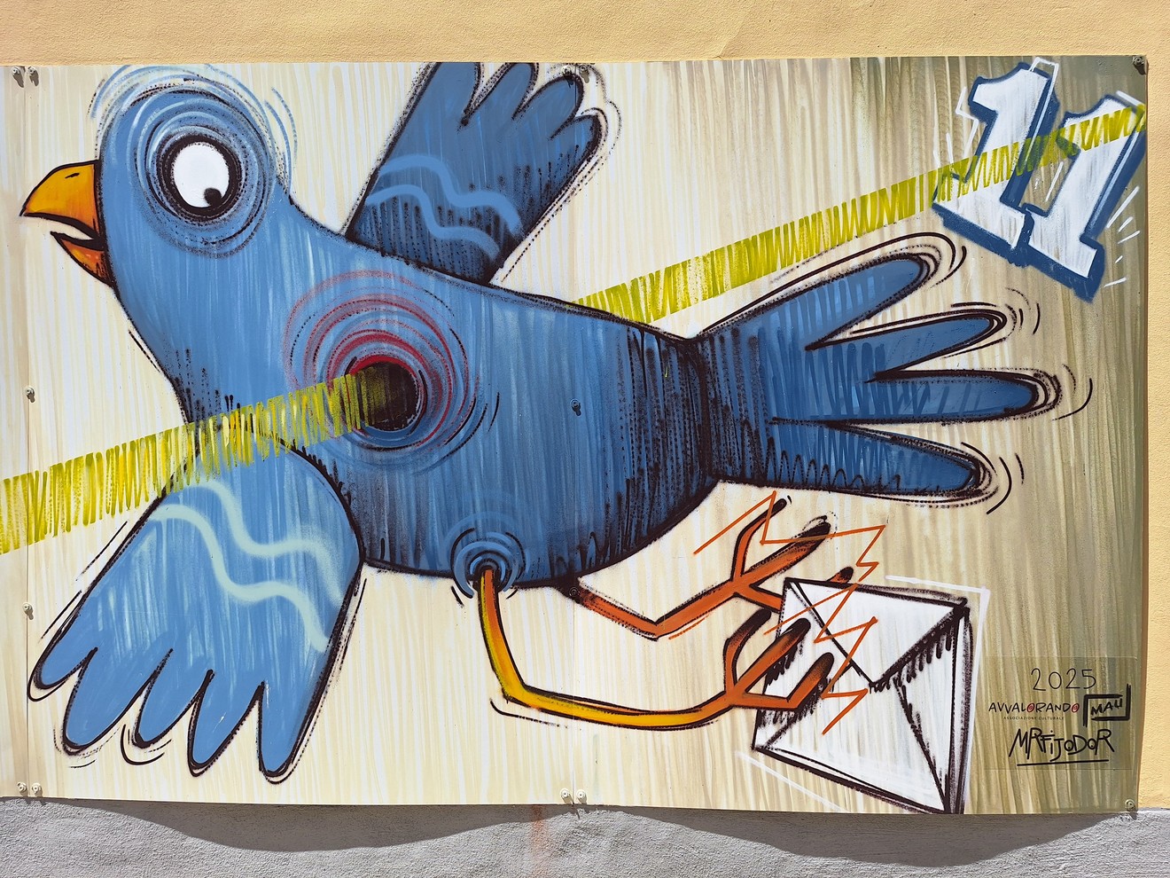 Murale colorato di un uccello blu che trasporta una busta, con elementi grafici energetici e numeri.
