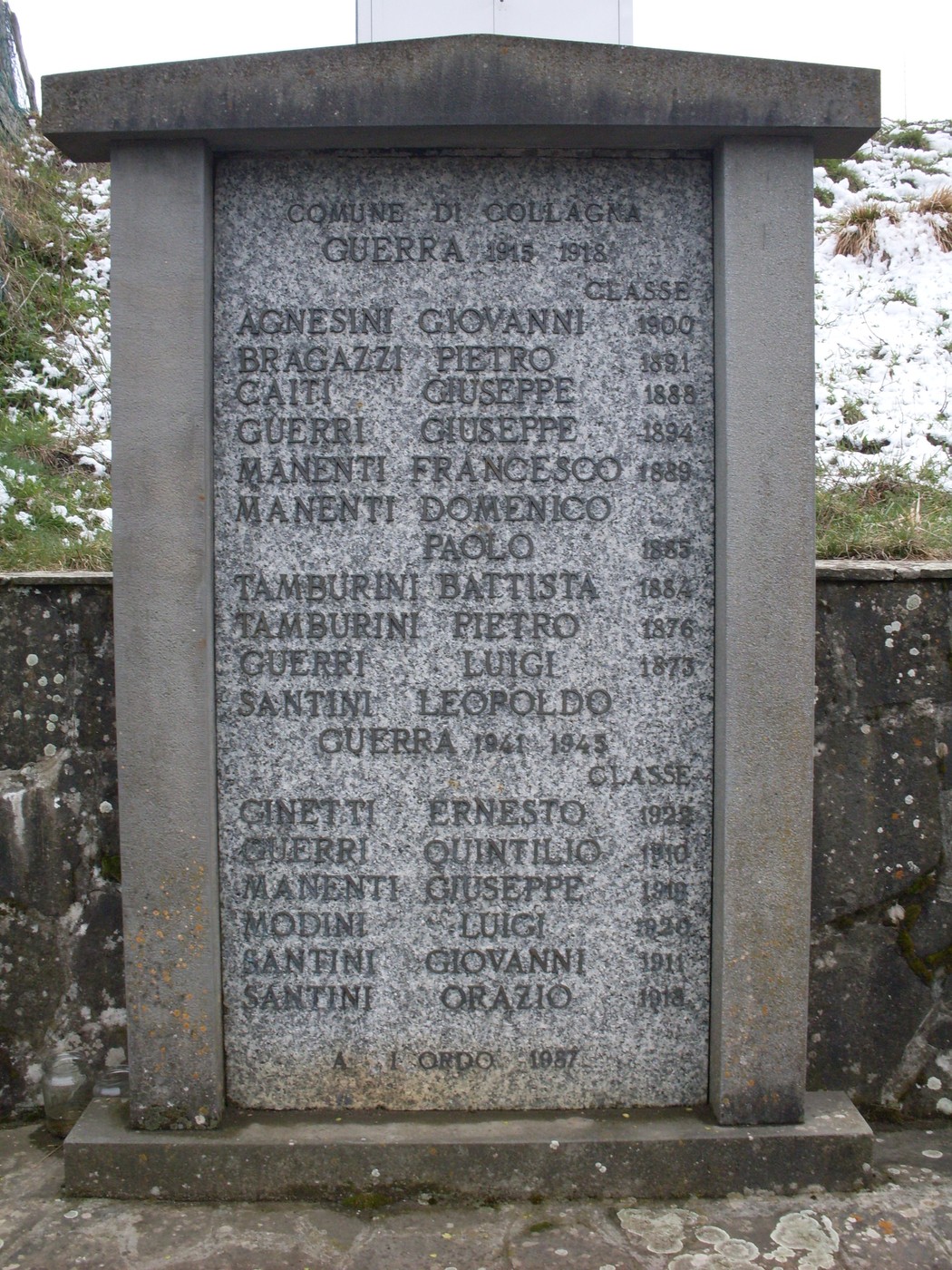 Monumento ai Caduti di Valbona, dedicato ai soldati, con nomi incisi in memoria del loro sacrificio.
