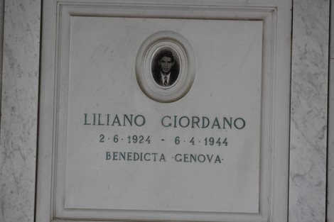 Monumento commemorativo dedicato ai partigiani con foto e nome di Liliano Giordano, decorato con dettagli architettonici.
