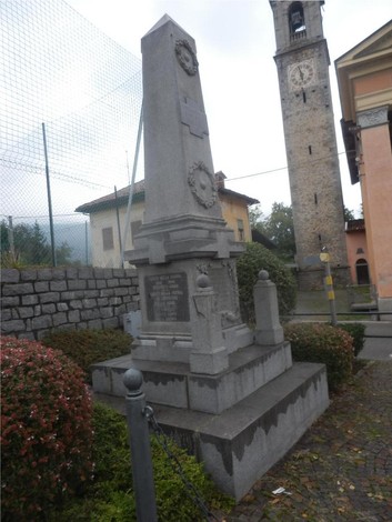 Monumento ai caduti di Cossila San Giovanni, dedicato alla memoria dei soldati, con stele e dettagli architettonici.