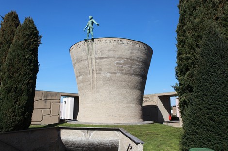 Monumento Ossario dei caduti partigiani, una struttura monumentale con un'opera d'arte e giardino circostante.