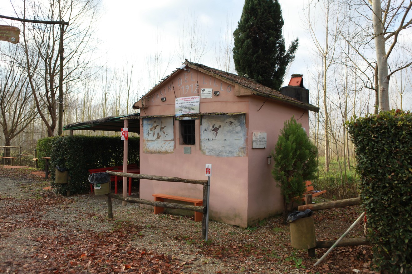 Struttura rustica in un contesto naturale, con dettagli architettonici semplici e vegetazione circostante.