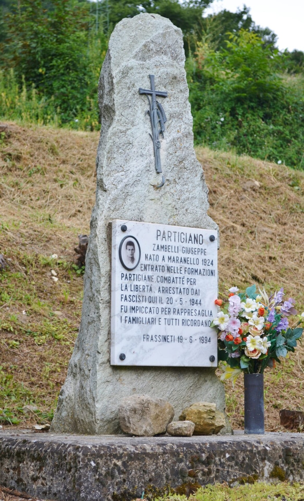 Cippo memoriale dedicato al partigiano Giuseppe Zambelli, simbolo di resistenza e lotta per la libertà.