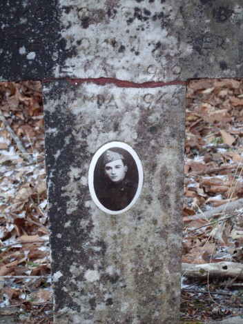 Croce a Dall'Aglio, monumento commemorativo con foto storica incollata su un cippo in un contesto naturale.