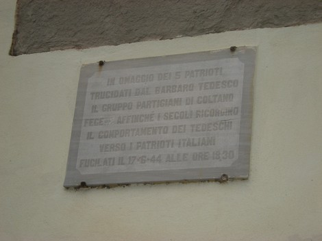 Lapide commemorativa dedicata ai cinque patrioti trucidati dai tedeschi durante la Seconda Guerra Mondiale.